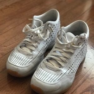 Men basketball shoes